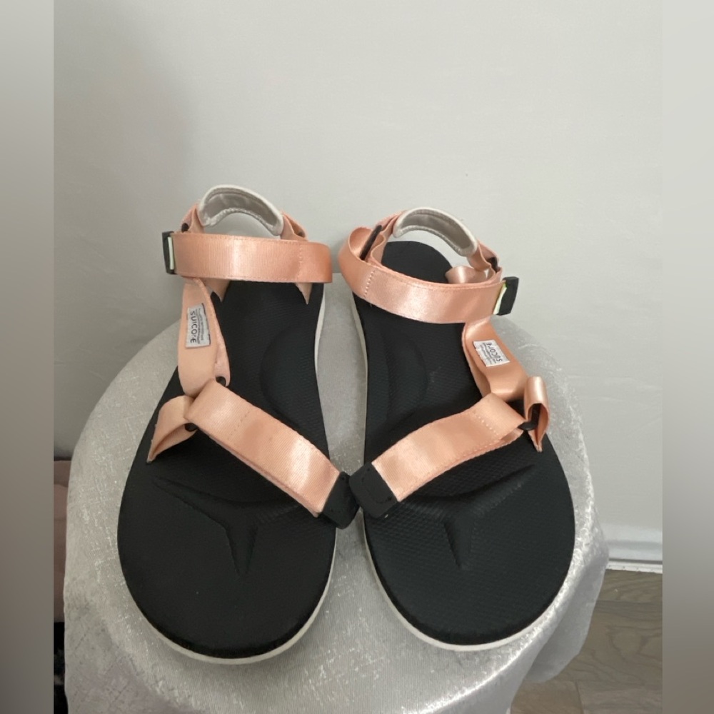 Suicoke Women's - Size US 11 (EU 44) Pink Satin Strap
Sandals (A172)✨✨